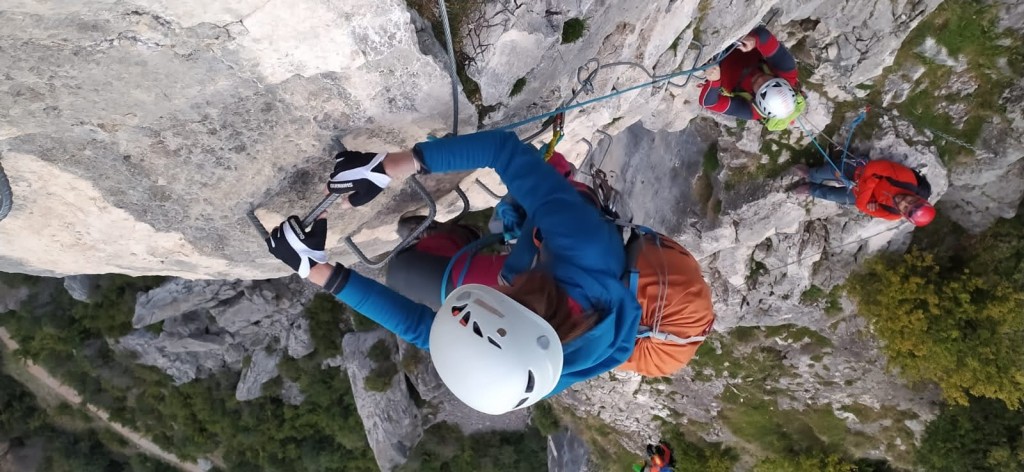 Escaladores en la vía ferrata de Sacs