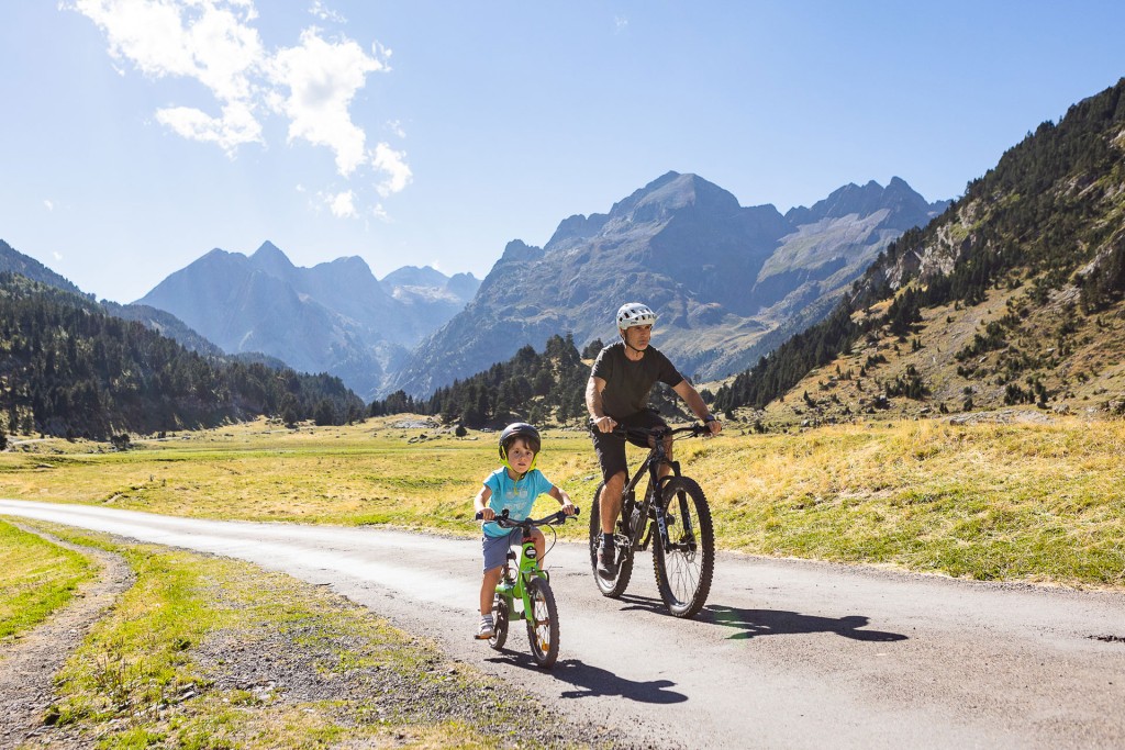 Padre e hijo en bici en la ruta que va de Llanos del Hospital a la Besurta