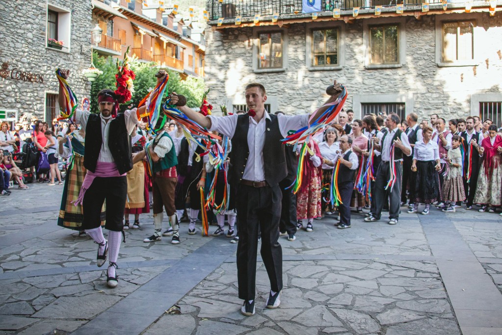 Ball dels omes de Benàs Mayordomos bailando el Ball dels omes de Benàs